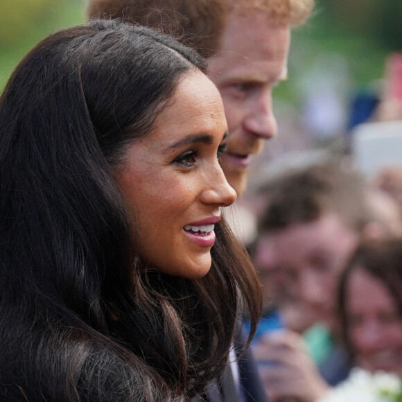 Le prince Harry, duc de Sussex et Meghan Markle, duchesse de Sussex à la rencontre de la foule devant le château de Windsor, suite au décès de la reine Elisabeth II d'Angleterre. Le 10 septembre 2022 
