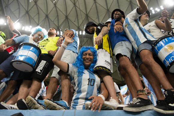 Supporters argentins au match de football de quart de finale opposant l'Argentine aux Pays-Bas lors de coupe de Monde au stade Lusail à Doha au Qatar, le 9 décembre 2022. © Jean-Baptiste Autissier/Panoramic/Bestimage