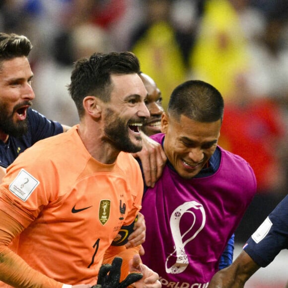 joie des joueurs de l equipe de France en fin de match GIROUD Olivier (FRA) / LLORIS Hugo (FRA) au match de football de quart de finale opposant la France à l'Angleterre lors de coupe de Monde au stade Al Bayt à Al Khor au Qatar, le 10 décembre 2022. La France a gagné 2-1. © Jean-Baptiste Autissier/Panoramic/Bestimage 