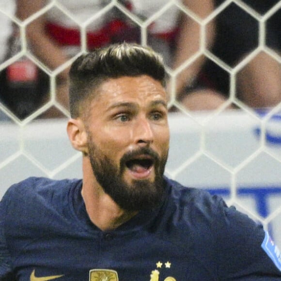 joie de GIROUD Olivier (FRA) apres le but de TCHOUAMENI Aurelien (FRA) au match de football de quart de finale opposant la France à l'Angleterre lors de coupe de Monde au stade Al Bayt à Al Khor au Qatar, le 10 décembre 2022. © Jean-Baptiste Autissier/Panoramic/Bestimage 