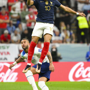 MBAPPE Kylian (FRA) vs WALKER Kyle (ENG) au match de football de quart de finale opposant la France à l'Angleterre lors de coupe de Monde au stade Al Bayt à Al Khor au Qatar, le 10 décembre 2022. © Jean-Baptiste Autissier/Panoramic/Bestimage 