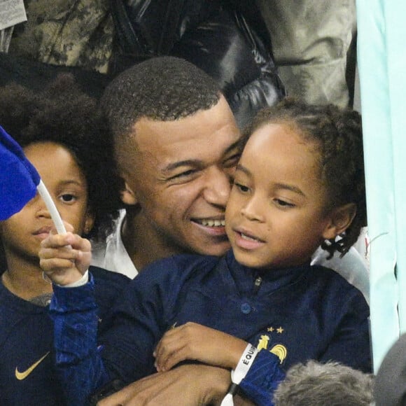 MBAPPE Kylian (FRA) en famille notamment avec sa mere Fayza Lamari en tribune du match de football de quart de finale opposant la France à l'Angleterre lors de coupe de Monde au stade Al Bayt à Al Khor au Qatar, le 10 décembre 2022. La France a gagné 2-1. © Jean-Baptiste Autissier/Panoramic/Bestimage 