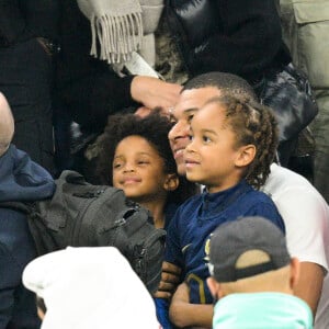 MBAPPE Kylian (FRA) en famille notamment avec sa mere Fayza Lamari en tribune du match de football de quart de finale opposant la France à l'Angleterre lors de coupe de Monde au stade Al Bayt à Al Khor au Qatar, le 10 décembre 2022. La France a gagné 2-1. © Jean-Baptiste Autissier/Panoramic/Bestimage 