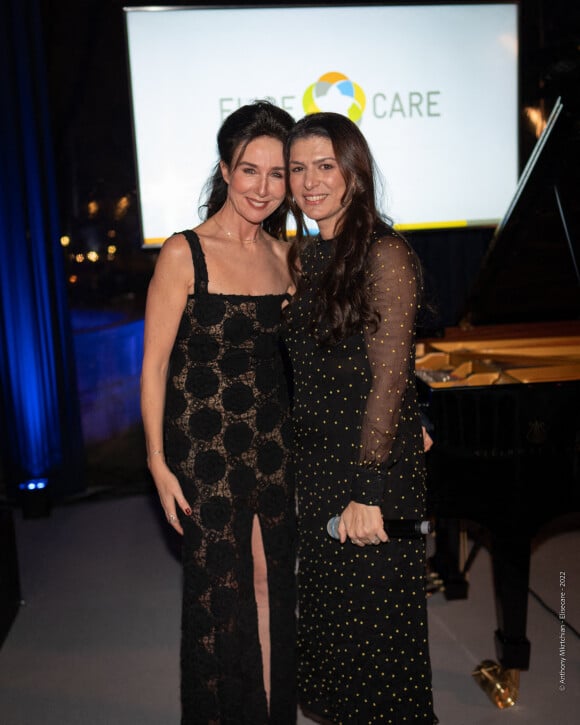 Exclusif - Elsa Zylberstein et Elise Boghossian (Présidente Elisecare) - Plusieurs célébrités du spectacle et de l'audiovisuel ont assisté à la soirée de gala de l'ONG "Elisecare", organisée au Pavillon Ledoyen le 7 décembre 2022. Ce dîner d'exception, concocté par le chef étoilé Yannick Alléno, a pour but de récolter des fonds pour aider les victimes de guerre et acheminer des dispensaires mobiles en Ukraine et en Arménie Sponsorisé par Interparfumes et en présence de la marraine de l'ONG Elisecare, Elsa Zylberstein, 70 marques ont apporté leur soutien à l'ONG Elisecare et ses actions à l'international. Anne Roumanoff a offert un extrait de son spectacle, et pour finir la soirée en beauté, la chanteuse November Ultra accompagnée par le pianiste Yaron Herman ont envouté la salle. Depuis 2012, cette organisation intervient dans les pays décimés par les conflits et prend en charge les populations civiles rescapées et victimes de violences et de tortures. L'ONG offre, à travers des dispensaires mobiles, une prise en charge médicale et psychologique complète en Irak, Syrie, Éthiopie, Liban, Ukraine et Arménie. Plus de 100 000 personnes ont déjà été sauvées grâce aux cliniques ambulantes de l'ONG. © Anthony MKRTCHIAN via Bestimage