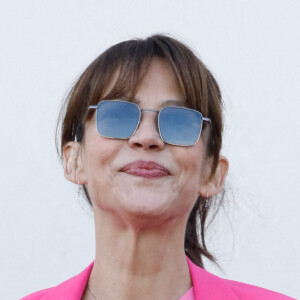 Sophie Marceau - Les célébrités au photocall du défilé Jacquemus pour la présentatation de la toute dernière collection "Le Raphia" au Bourget, Seine-Saint-Denis (93), France, le 12 décembre 2022. Habitué à ne pas suivre le calendrier de la Fashion Week de Paris, le designer a présenté sa toute dernière collection "Le Raphia" avec l'une une de ses couleurs favorites : le beige. © Veeren-Clovis/Bestimage 