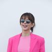 Sophie Marceau en met plein les yeux : bonbon rose pétant et acidulé au défilé Jacquemus