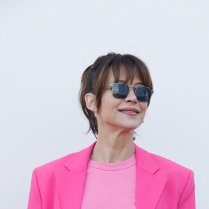 Sophie Marceau - Les célébrités au photocall du défilé Jacquemus pour la présentatation de la toute dernière collection "Le Raphia" au Bourget, Seine-Saint-Denis (93), France, le 12 décembre 2022. Habitué à ne pas suivre le calendrier de la Fashion Week de Paris, le designer a présenté sa toute dernière collection "Le Raphia" avec l'une une de ses couleurs favorites : le beige. © Veeren-Clovis/Bestimage 