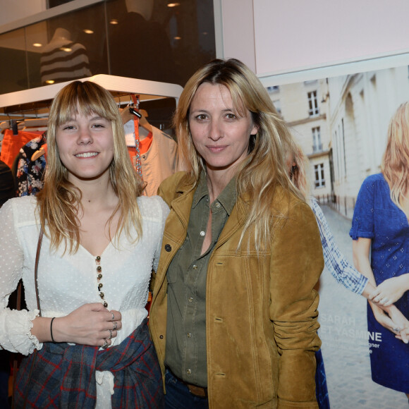 Exclusif - Sarah Lavoine et sa fille Yasmine - Vernissage du nouveau design éphémère de la boutique Comptoir Des Cotonniers de Saint-Sulpice à Paris, le 9 avril 2015.