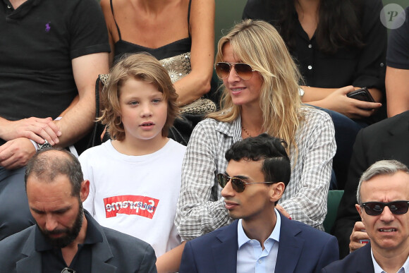 Sarah Lavoine et son fils Roman dans les tribunes des internationaux de tennis de Roland Garros à Paris, France, le 6 juin 2018. © Cyril Moreau/Bestimage