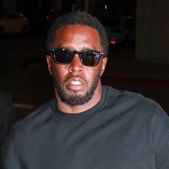 Sean Combs (Puff Daddy, Puffy, Diddy, P. Diddy) arrive pour dîner au Craig's de West Hollywood, Los Angeles, Californie, Etats-Unis