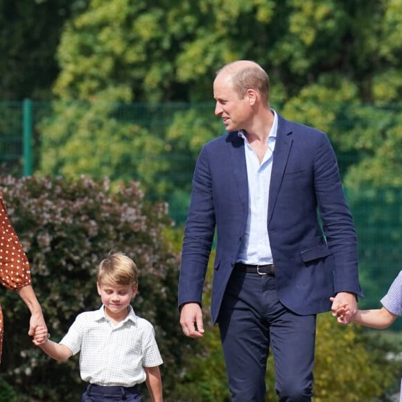 Le prince William, duc de Cambridge et Catherine Kate Middleton, duchesse de Cambridge accompagnent leurs enfants George, Charlotte et Louis à l'école Lambrook le 7 septembre 2022. 