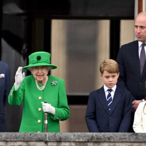 Camilla Parker Bowles, duchesse de Cornouailles, Le prince Charles, prince de Galles, La reine Elisabeth II d'Angleterre, le prince William, duc de Cambridge, Catherine Kate Middleton, duchesse de Cambridge et leurs enfants le prince George, la princesse Charlotte et le prince Louis - La famille royale regarde la grande parade qui clôture les festivités du jubilé de platine de la reine à Londres le 5 juin 2022. 