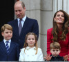 Le prince William, duc de Cambridge, Catherine Kate Middleton, duchesse de Cambridge et leurs enfants le prince George, la princesse Charlotte et le prince Louis - La famille royale au balcon du palais de Buckingham lors de la parade de clôture de festivités du jubilé de la reine à Londres. 