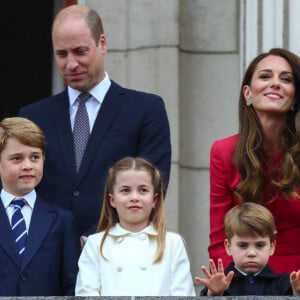 Le prince William, duc de Cambridge, Catherine Kate Middleton, duchesse de Cambridge et leurs enfants le prince George, la princesse Charlotte et le prince Louis - La famille royale au balcon du palais de Buckingham lors de la parade de clôture de festivités du jubilé de la reine à Londres. 