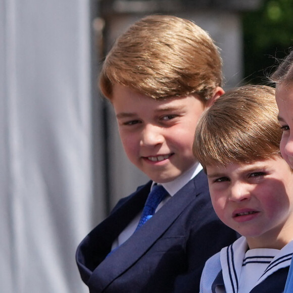 Le prince George de Cambridge, le prince Louis et la princesse Charlotte - Les membres de la famille royale regardent le défilé Trooping the Colour depuis un balcon du palais de Buckingham à Londres lors des célébrations du jubilé de platine de la reine le 2 juin 2022. 