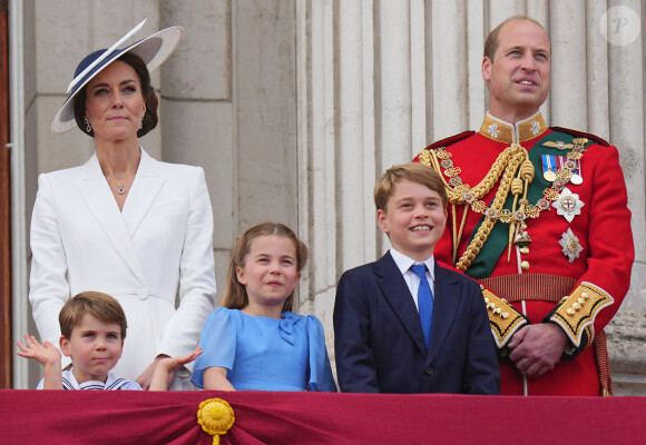Catherine Kate Middleton, duchesse de Cambridge, le prince William, duc de Cambridge et leurs enfants le prince Louis, la princesse Charlotte et le prince George - Les membres de la famille royale regardent le défilé Trooping the Colour depuis un balcon du palais de Buckingham à Londres lors des célébrations du jubilé de platine de la reine le 2 juin 2022. 