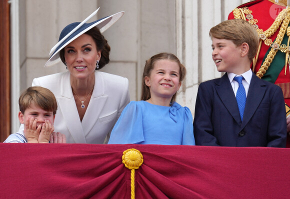 Catherine Kate Middleton, duchesse de Cambridge et ses enfants le prince Louis, la princesse Charlotte et le prince George - Les membres de la famille royale regardent le défilé Trooping the Colour depuis un balcon du palais de Buckingham à Londres lors des célébrations du jubilé de platine de la reine le 2 juin 2022. 