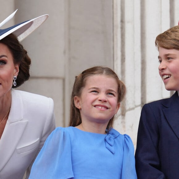 Catherine Kate Middleton, duchesse de Cambridge et ses enfants le prince Louis, la princesse Charlotte et le prince George - Les membres de la famille royale regardent le défilé Trooping the Colour depuis un balcon du palais de Buckingham à Londres lors des célébrations du jubilé de platine de la reine le 2 juin 2022. 