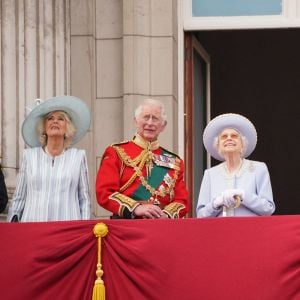 Camilla Parker Bowles, duchesse de Cornouailles, le prince William, duc de Cambridge, la reine Elisabeth II d'Angleterre, le prince William, duc de Cambridge, et Catherine (Kate) Middleton, duchesse de Cambridge, le prince George de Cambridge, la princesse Charlotte de Cambridge, le prince Louis de Cambridge - Les membres de la famille royale saluent la foule depuis le balcon du Palais de Buckingham, lors de la parade militaire "Trooping the Colour" dans le cadre de la célébration du jubilé de platine (70 ans de règne) de la reine Elizabeth II à Londres, le 2 juin 2022. 