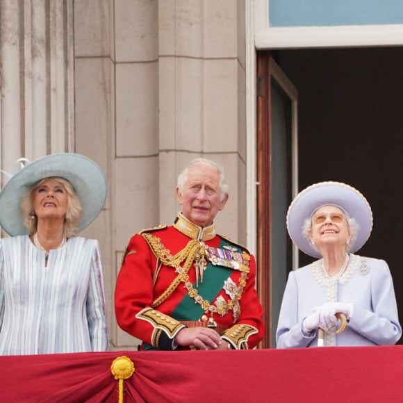 Camilla Parker Bowles, duchesse de Cornouailles, le prince William, duc de Cambridge, la reine Elisabeth II d'Angleterre, le prince William, duc de Cambridge, et Catherine (Kate) Middleton, duchesse de Cambridge, le prince George de Cambridge, la princesse Charlotte de Cambridge, le prince Louis de Cambridge - Les membres de la famille royale saluent la foule depuis le balcon du Palais de Buckingham, lors de la parade militaire "Trooping the Colour" dans le cadre de la célébration du jubilé de platine (70 ans de règne) de la reine Elizabeth II à Londres, le 2 juin 2022. 