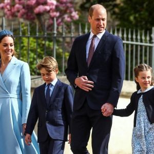 Le prince William, duc de Cambridge, et Catherine (Kate) Middleton, duchesse de Cambridge, Le prince George de Cambridge, La princesse Charlotte de Cambridge - La famille royale britannique quitte la chapelle Saint-Georges de Windsor après la messe de Pâques, le 17 avril 2022. 