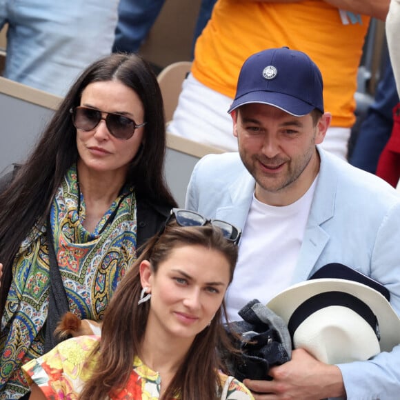 Gad Elmaleh, Demi Moore et son compagnon Daniel Humm dans les tribunes lors des Internationaux de France de Tennis de Roland Garros 2022. Paris, le 5 juin 2022. © Dominique Jacovides/Bestimage 