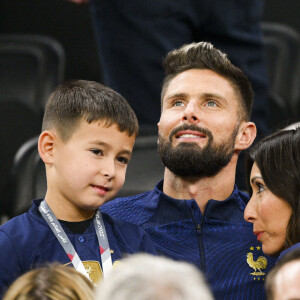 Olivier Giroud en famille avec sa femme Jennifer et leurs enfants - People et joueurs en famille dans les tribunes lors du match de demi-finale "France - Maroc" lors de la Coupe du Monde 2022 au Qatar (FIFA World Cup Qatar 2022). © JB Autissier / Panoramic / Bestimage