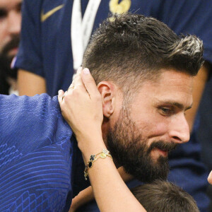 Olivier Giroud embrassant sa femme Jennifer - People et joueurs en famille dans les tribunes lors du match de demi-finale "France - Maroc" lors de la Coupe du Monde 2022 au Qatar (FIFA World Cup Qatar 2022). © JB Autissier / Panoramic / Bestimage