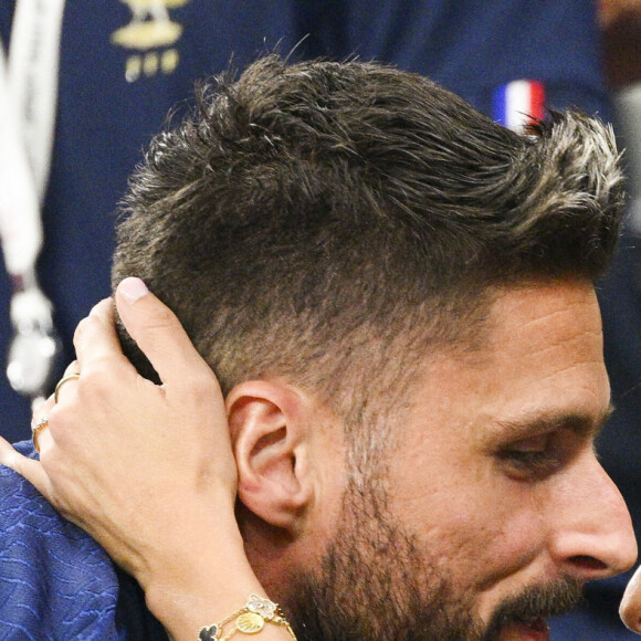 Olivier Giroud embrassant sa femme Jennifer - People et joueurs en famille dans les tribunes lors du match de demi-finale "France - Maroc" lors de la Coupe du Monde 2022 au Qatar (FIFA World Cup Qatar 2022). © JB Autissier / Panoramic / Bestimage