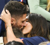 Olivier Giroud embrassant sa femme Jennifer - People et joueurs en famille dans les tribunes lors du match de demi-finale "France - Maroc" lors de la Coupe du Monde 2022 au Qatar (FIFA World Cup Qatar 2022). © JB Autissier / Panoramic / Bestimage