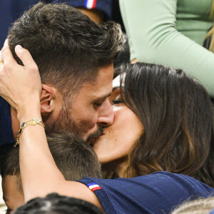 Olivier Giroud embrassant sa femme Jennifer - People et joueurs en famille dans les tribunes lors du match de demi-finale "France - Maroc" lors de la Coupe du Monde 2022 au Qatar (FIFA World Cup Qatar 2022). © JB Autissier / Panoramic / Bestimage