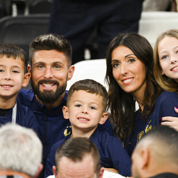 Olivier Giroud en famille avec sa femme Jennifer et leurs enfants - People et joueurs en famille dans les tribunes lors du match de demi-finale "France - Maroc" lors de la Coupe du Monde 2022 au Qatar (FIFA World Cup Qatar 2022). © JB Autissier / Panoramic / Bestimage