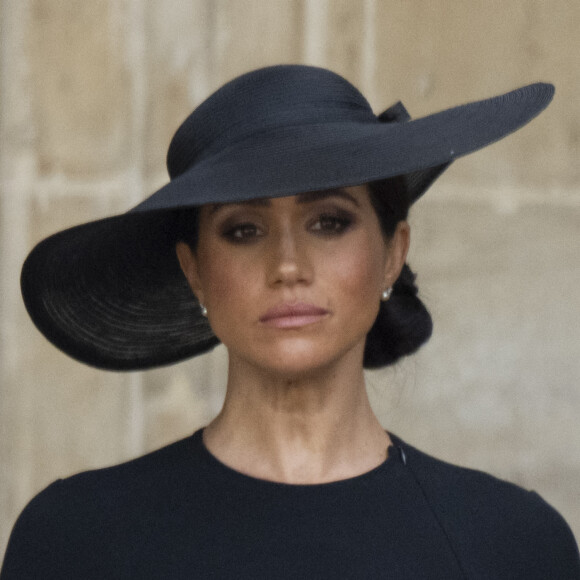Meghan Markle - Procession du cercueil de la reine Elizabeth II d'Angleterre de Wesminster Hall où il était exposé au public, jusqu'à l'Abbaye de Westminster. Le cercueil est installé sur l'affût du canon, puis tiré par 142 marins de la Royal Navy à l'aide de cordages, dans la plus pure tradition de la monarchie britannique. Cette tradition remonte aux funérailles d'Etat de la reine Victoria en février 1901. Londres, le 19 septembre 2022. 