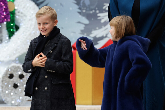 Le prince héréditaire Jacques de Monaco, avec sa soeur Gabriella, lors du traditionnel arbre de Noël du palais princier à Monaco