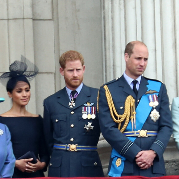 La reine Elisabeth II d'Angleterre, Meghan Markle, duchesse de Sussex (habillée en Dior Haute Couture par Maria Grazia Chiuri), le prince Harry, duc de Sussex, le prince William, duc de Cambridge, Kate Catherine Middleton, duchesse de Cambridge - La famille royale d'Angleterre lors de la parade aérienne de la RAF pour le centième anniversaire au palais de Buckingham à Londres. Le 10 juillet 2018 