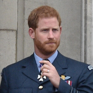 Le prince Harry, duc de Sussex, le prince William, duc de Cambridge - La famille royale d'Angleterre lors de la parade aérienne de la RAF pour le centième anniversaire au palais de Buckingham à Londres.