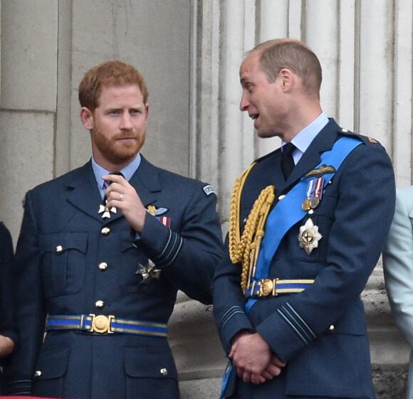 Le prince Harry, duc de Sussex, le prince William, duc de Cambridge - La famille royale d'Angleterre lors de la parade aérienne de la RAF pour le centième anniversaire au palais de Buckingham à Londres.