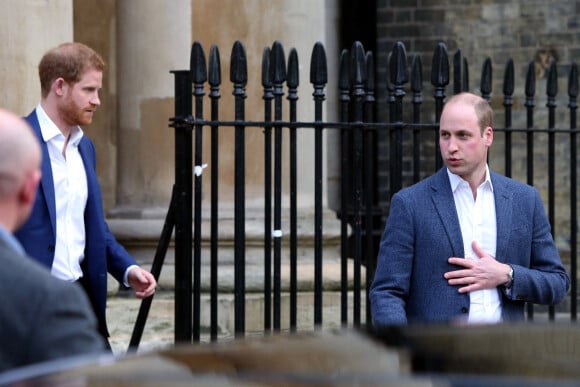 Le prince William, duc de Cambridge et le prince Harry inaugurent le centre Greenhouse à Londres le 26 avril 2018.