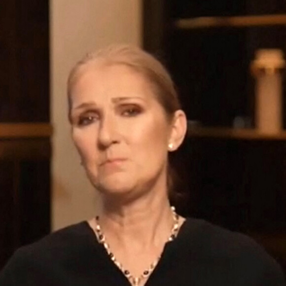 Céline Dion a annoncé ce jeudi (08/12/2022) le report une nouvelle fois de sa tournée européenne. " J'éprouve des problèmes de santé depuis longtemps et ce n'est pas facile pour moi d'y faire face. Ça m'attriste énormément de devoir vous dire que je ne serai pas prête à recommencer ma tournée en Europe en février ", a-t-elle expliqué, visiblement émue, dans une courte vidéo diffusée sur son compte Instagram. Les spectacles prévus du 26 août au 4 octobre restent toutefois à l'affiche. Elle jouera notamment du 1 au 10 septembre au Paris la Défense Arena. © Capture Instagram via Bestimage 