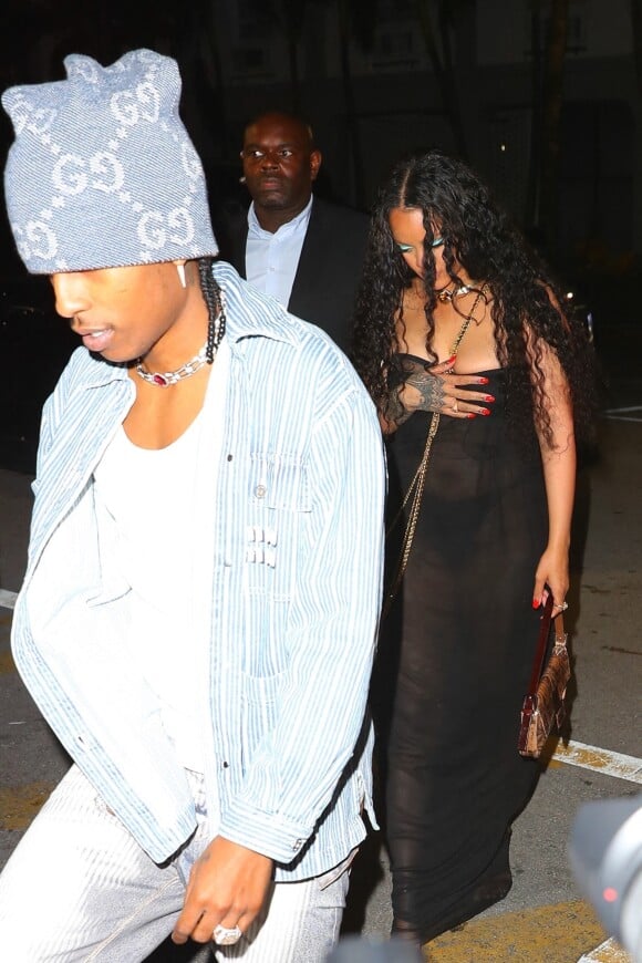 Exclusif - Rihanna et son compagnon ASAP Rocky vont dîner au restaurant "Carbone" à Miami, le 3 décembre 2022, en marge du Salon d'art contemporain "Art Basel". 