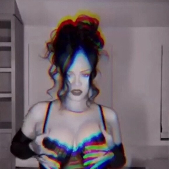 Capture d'écran de Rihanna qui montre son corps post-grossesse pour la promotion de la lingerie Savage X Fenty. 