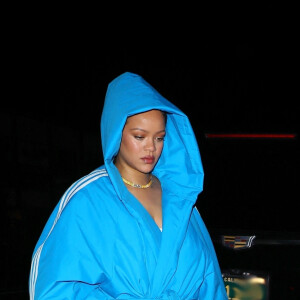 Exclusif - Rihanna, vêtue d'un ensemble bleu Adidas x Balenciaga, arrive au restaurant "Giorgio Baldi" à Santa Monica, le 16 novembre 2022. La chanteuse y a dîné pendant quatre heures avec des amis. 