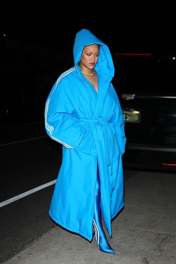 Exclusif - Rihanna, vêtue d'un ensemble bleu Adidas x Balenciaga, arrive au restaurant "Giorgio Baldi" à Santa Monica, le 16 novembre 2022. La chanteuse y a dîné pendant quatre heures avec des amis. 