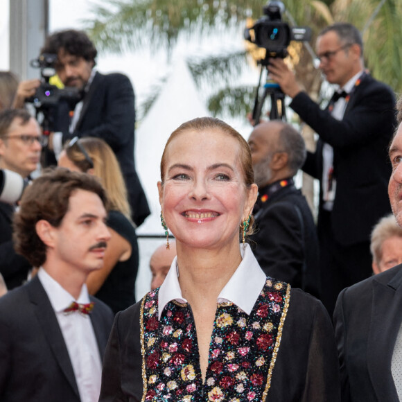 Carole Bouquet et son compagnon Philippe Sereys de Rothschild - Montée des marches pour la cérémonie de clôture du 75ème Festival International du Film de Cannes. Le 28 mai 2022 © Olivier Borde / Bestimage 