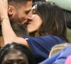 Olivier Giroud embrassant sa femme Jennifer - People et joueurs en famille dans les tribunes lors du match de demi-finale "France - Maroc" lors de la Coupe du Monde 2022 au Qatar (FIFA World Cup Qatar 2022). © JB Autissier / Panoramic / Bestimage