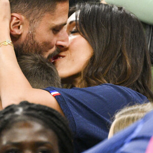 Olivier Giroud embrassant sa femme Jennifer - People et joueurs en famille dans les tribunes lors du match de demi-finale "France - Maroc" lors de la Coupe du Monde 2022 au Qatar (FIFA World Cup Qatar 2022). © JB Autissier / Panoramic / Bestimage