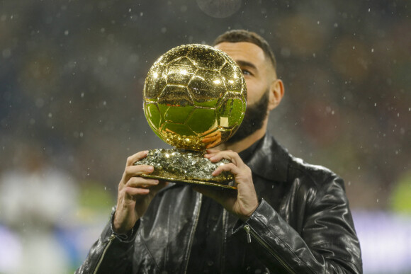 Karin Benzema présente son Ballon d'Or aux supporters dans le stade Santiago Bernabeu à Madrid, le 22 octobre 2022. © Pablo Garcia/DAX via Zuma Press/Bestimage