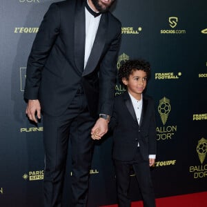Karim Benzema et son fils Ibrahim - Photocall de la 66ème cérémonie du Ballon d'Or au Théâtre du Chatelet à Paris le 17 octobre 2022. © Cyril Moreau/Bestimage 