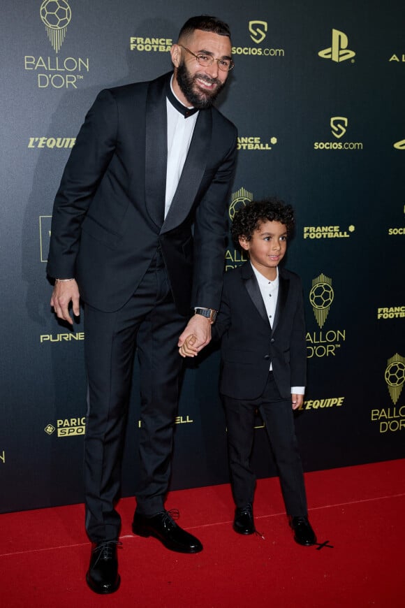 Karim Benzema et son fils Ibrahim - Photocall de la 66ème cérémonie du Ballon d'Or au Théâtre du Chatelet à Paris le 17 octobre 2022. © Cyril Moreau/Bestimage 