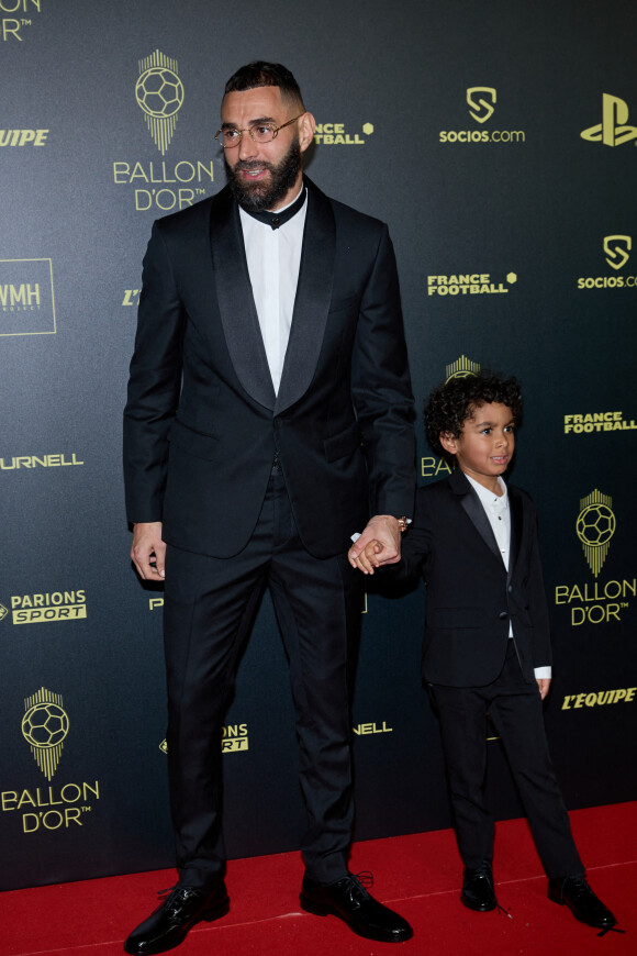 Karim Benzema et son fils Ibrahim - Photocall de la 66ème cérémonie du Ballon d'Or au Théâtre du Chatelet à Paris le 17 octobre 2022. © Cyril Moreau/Bestimage 